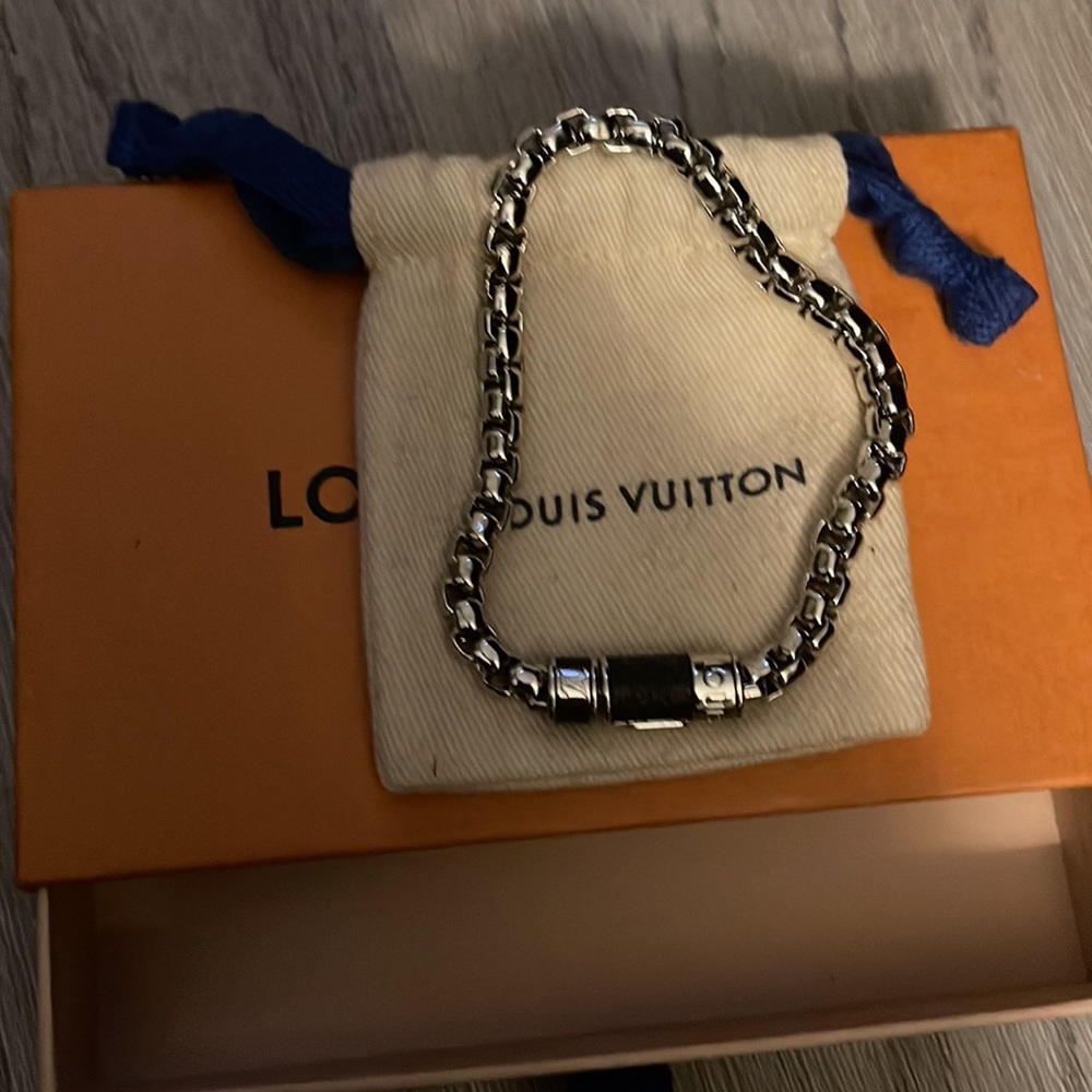 Genuine LV bracket 7.5 inches unisex never used. - Picture 3 of 11